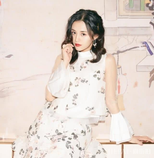 刘亦菲卷发造型自带柔美，为她的仙气加分！