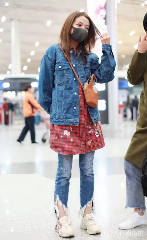 赵薇穿长衬衫＋牛仔外套，显矮像穿围裙