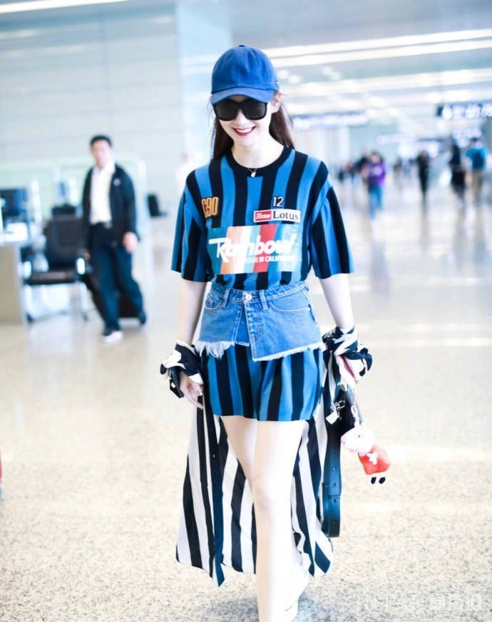 阚清子牛仔裙当封腰，时髦到飞起