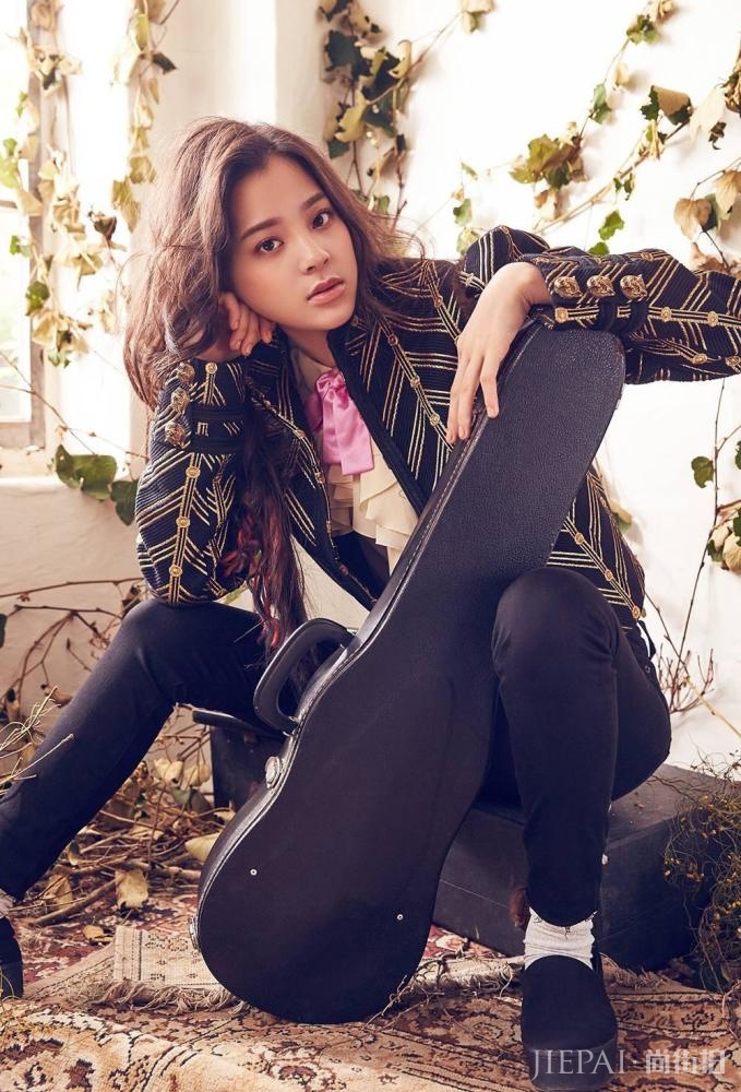 欧阳娜娜高调秀“漫画腿”,穿西装玩下衣失踪,美到惊艳