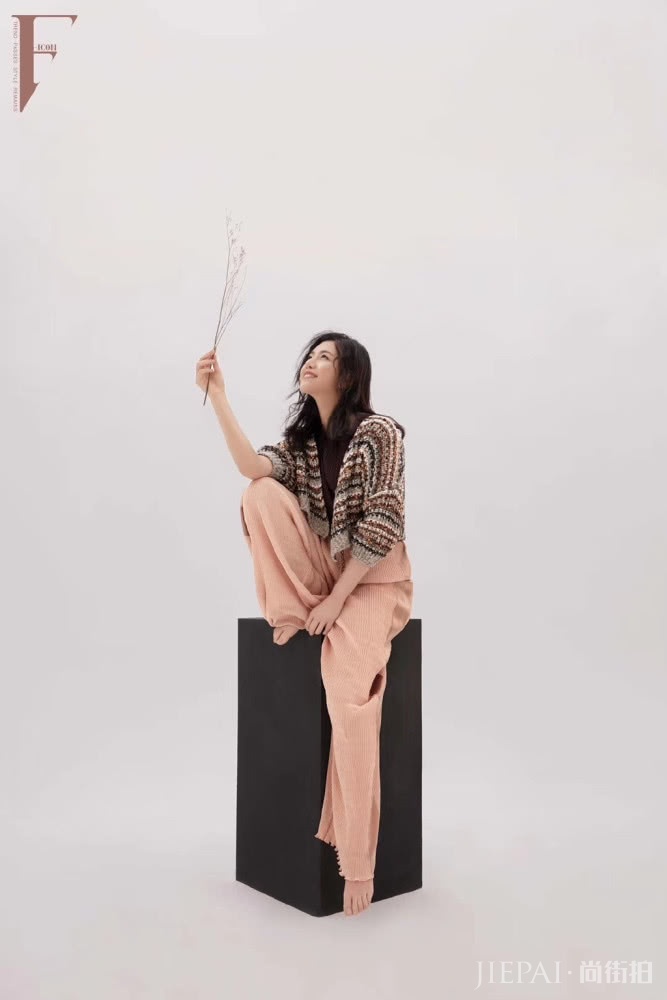 陈妍希一对小酒窝笑起来超级迷人，依然美若少女