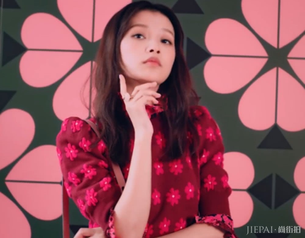 泡泡袖再掀风潮,孙怡甜似少女,何穗白的发光
