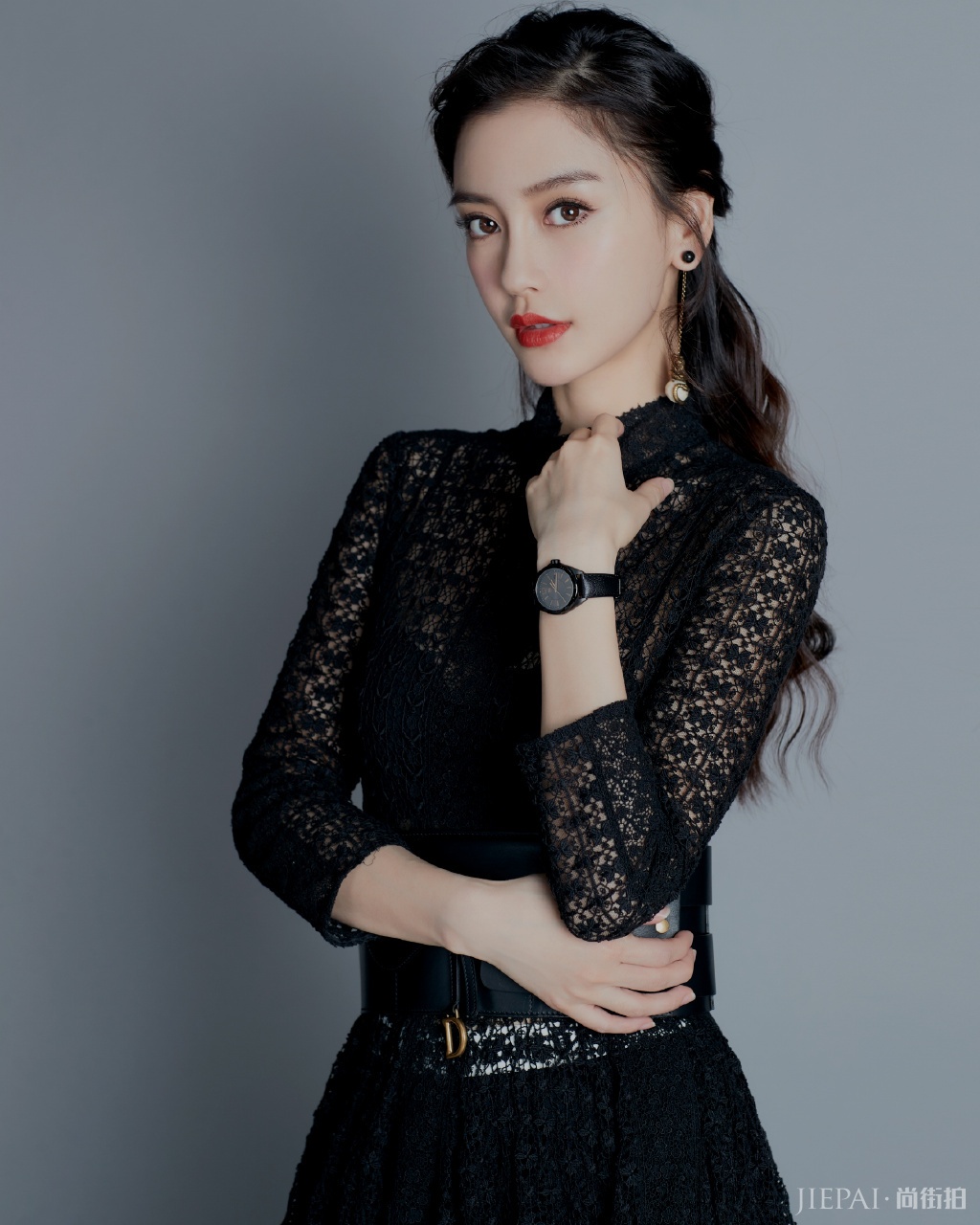 Angelababy剪个性“狼头”造型,清纯少女变霸气女王