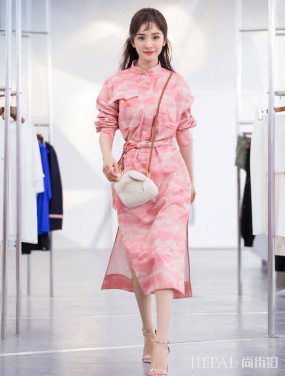 杨幂国际代言，三位超模为她弯腰弓背，又给中国长脸了