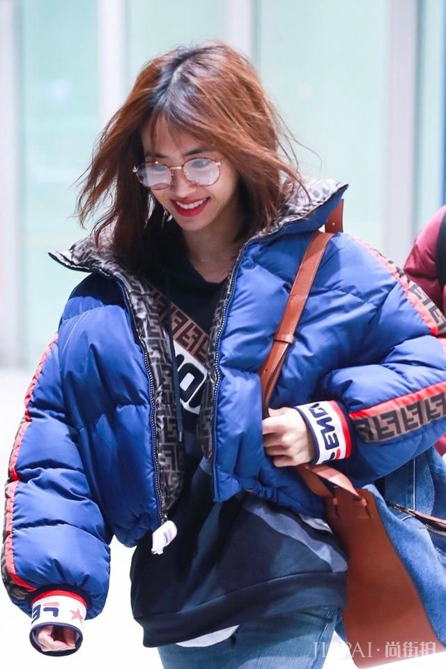 蔡依林羽绒服搭牛仔裤却有点看不懂