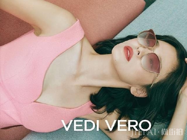 宋慧乔穿深 V 礼服代言美照曝光！到底是看墨镜还是看乔妹？