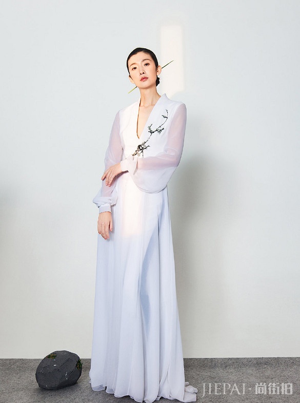 “十八岁的天空”倪景阳,如今容貌未变美出天际!