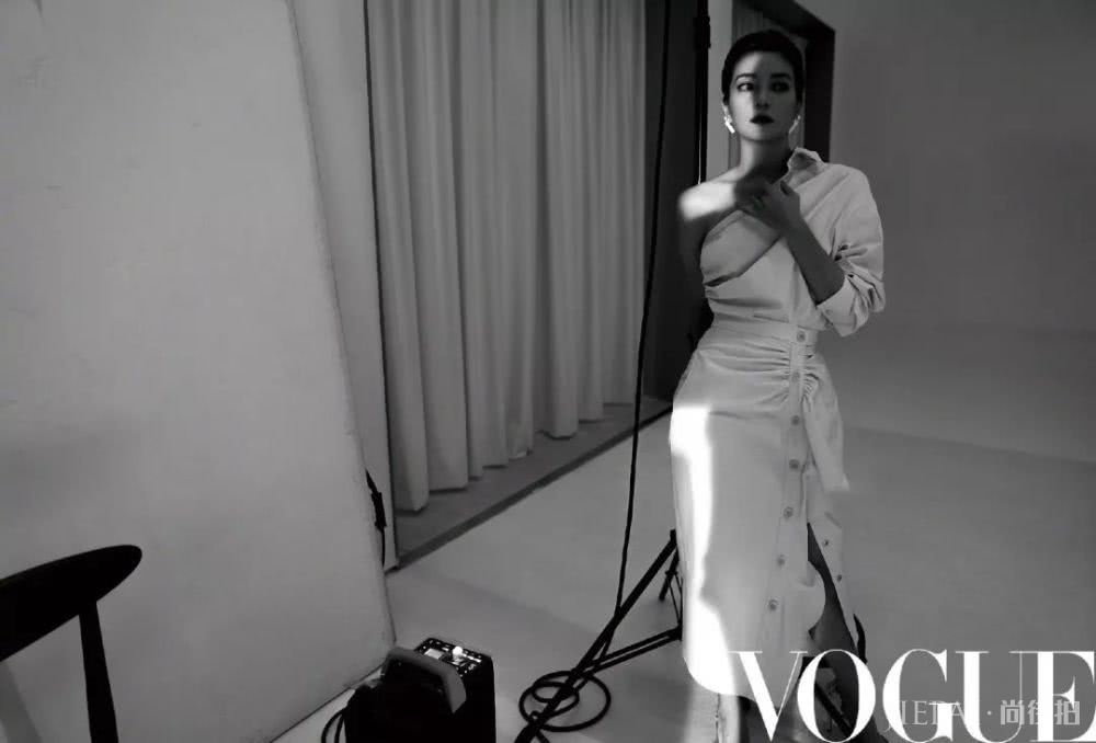 赵薇，从“红不了”少女到优雅“斜杠青年”