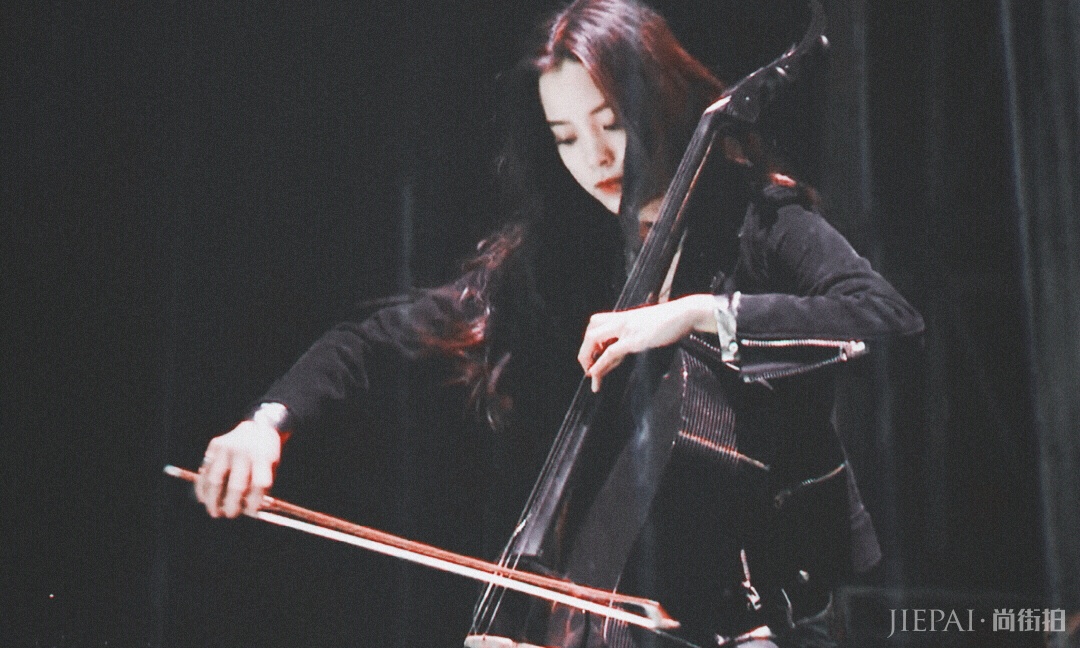 欧阳娜娜霸气红唇与比较浓重的眼妆看起来特别帅酷有范