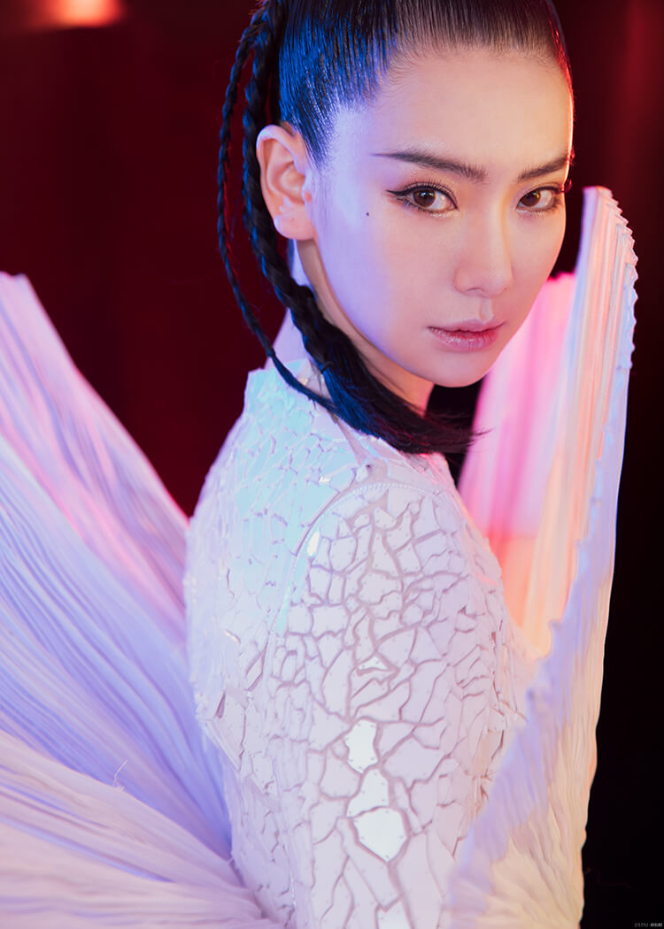 戚薇把裙摆倒过来,穿成“扇贝女王”