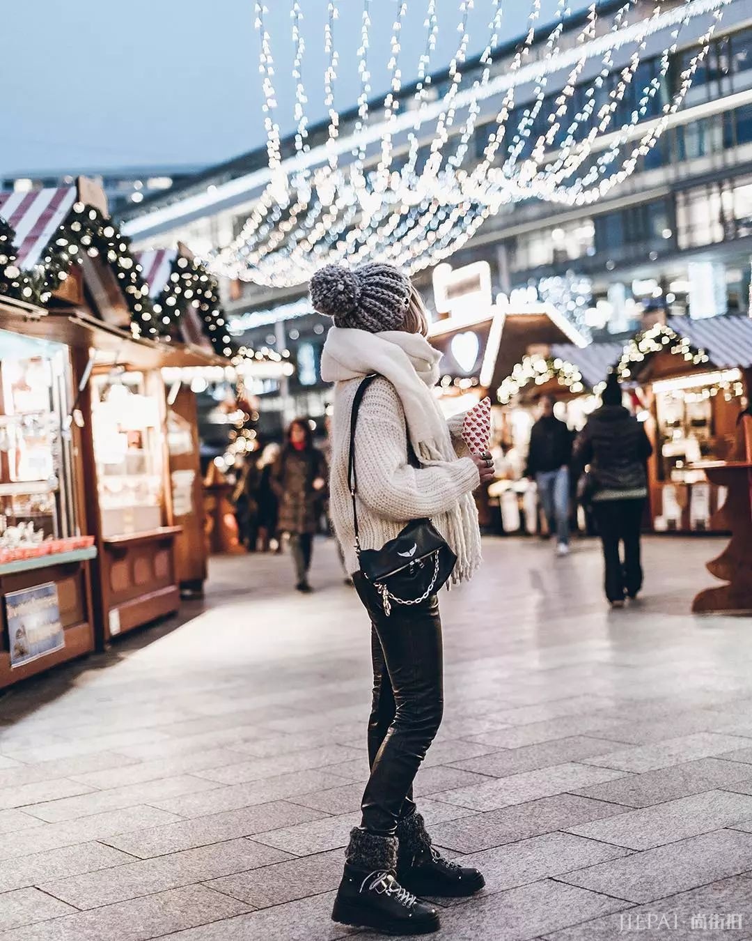 ins风搭配宽松毛衣 真是越看越来劲！