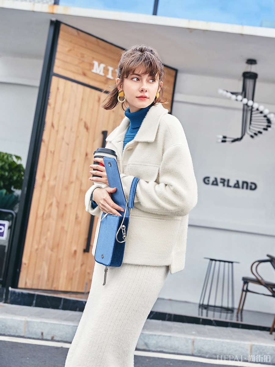 这3种纯色大衣上档次，减龄又显女神范