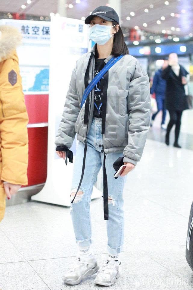 钟楚曦穿羽绒服现身，虽然未施粉黛但气场不容忽视！