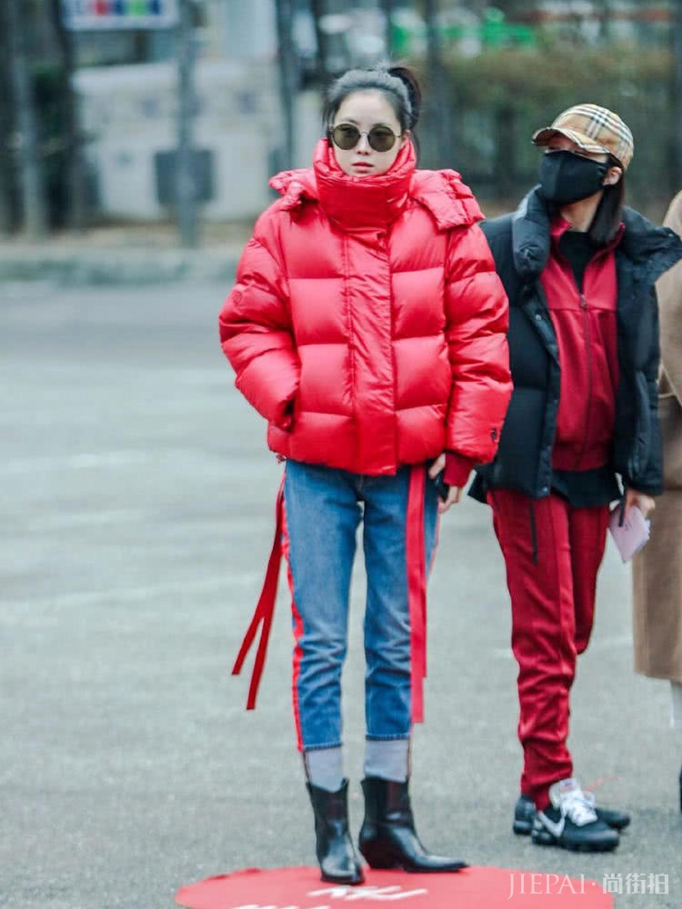 韩国女团Apink上班，五颜六色居然不丑