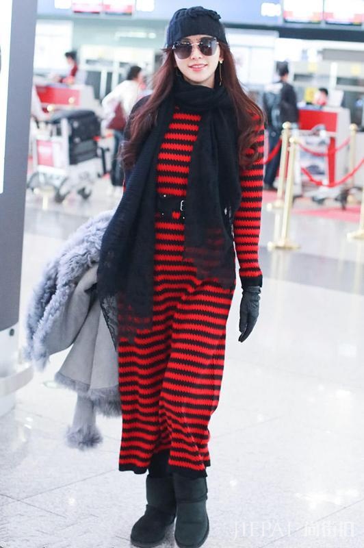 林志玲围巾搭条纹毛衣时髦大气