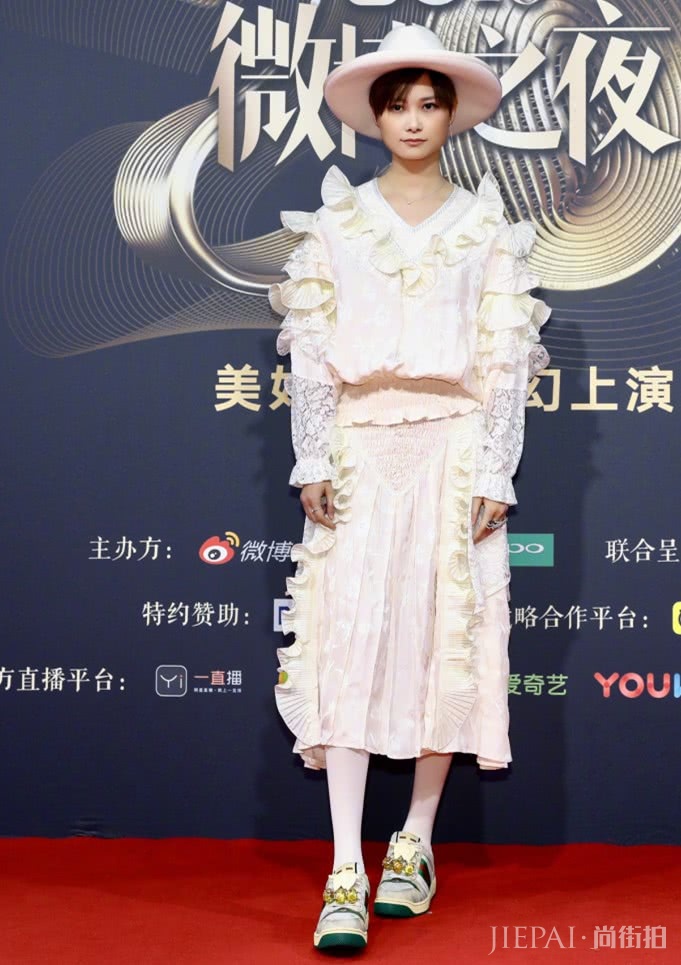 李宇春穿“木耳裙”毫无气质,这造型不忍直视!