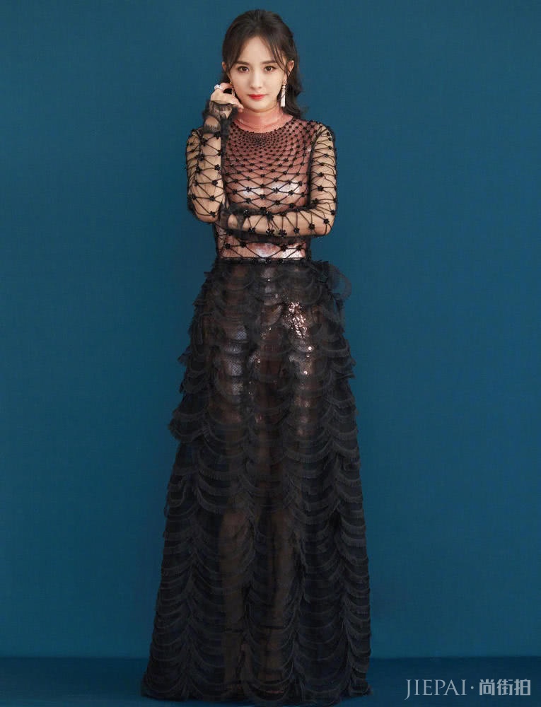 杨幂穿鱼鳞裙美成了美人鱼，优雅极了