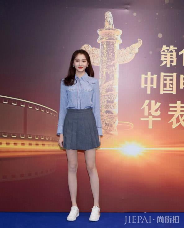 关晓彤把“窗帘布”穿身上,这逆天筷子腿看呆了!