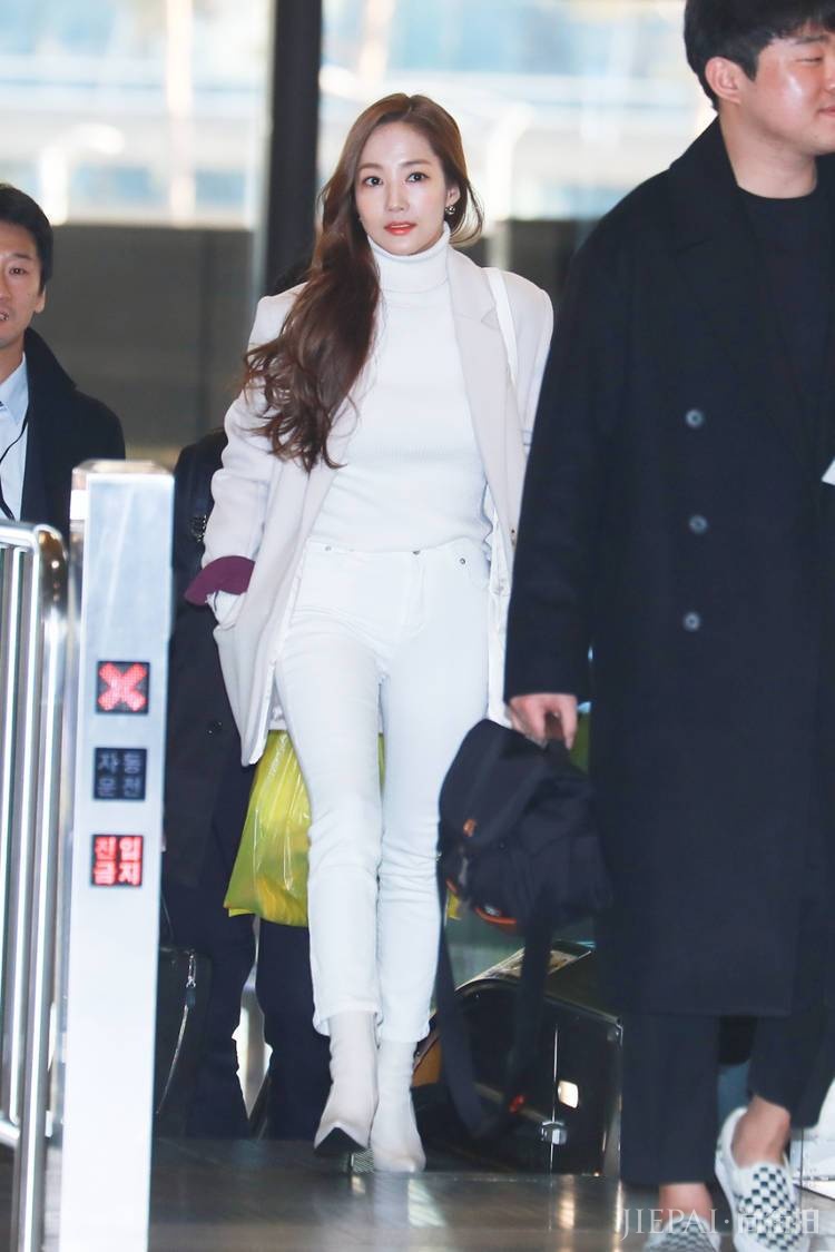 朴敏英粗呢西装,搭配全白look真气质,是金秘书本人了