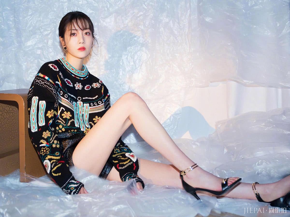 李溪芮又开始秀腿,却被“脱线”毛衣抢镜?