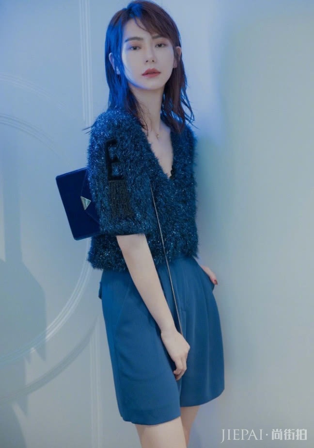 戚薇把短裙穿成了五分裤效果，拉根电线做包带走？