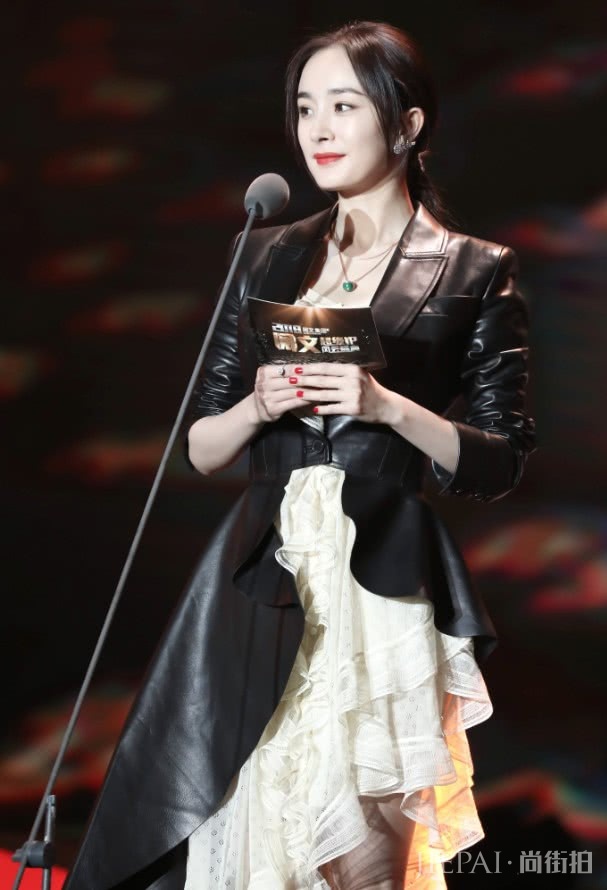 杨幂将皮衣“剪掉”一半秀美腿,又酷又仙!