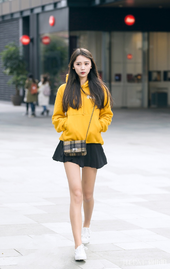 国内街拍 冬季街头小姐姐不畏寒冷秀长腿