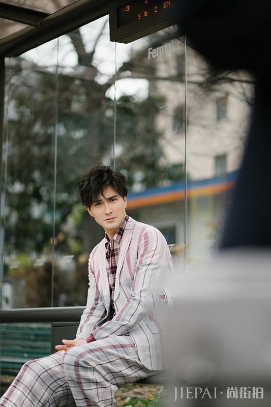 高伟光米兰街拍“侧颜杀”太厉害！穿上西装做型男，但这鞋子抢镜