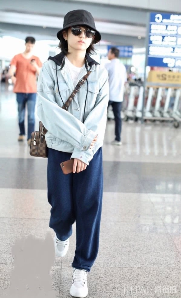 张子枫搭运动裤超时尚，演绎17岁的个性！