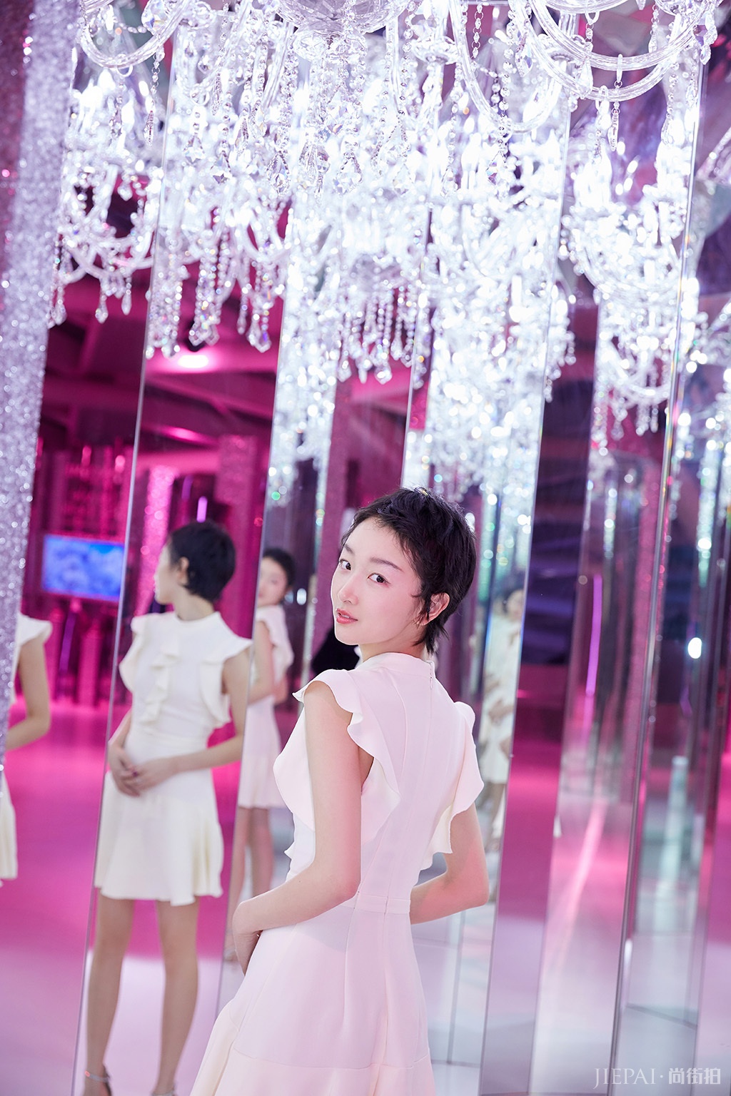 你看周冬雨短发,多水灵!