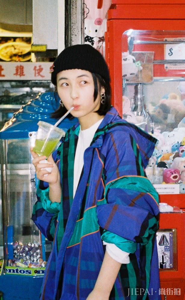 张子枫搭运动裤超时尚,演绎17岁的个性!