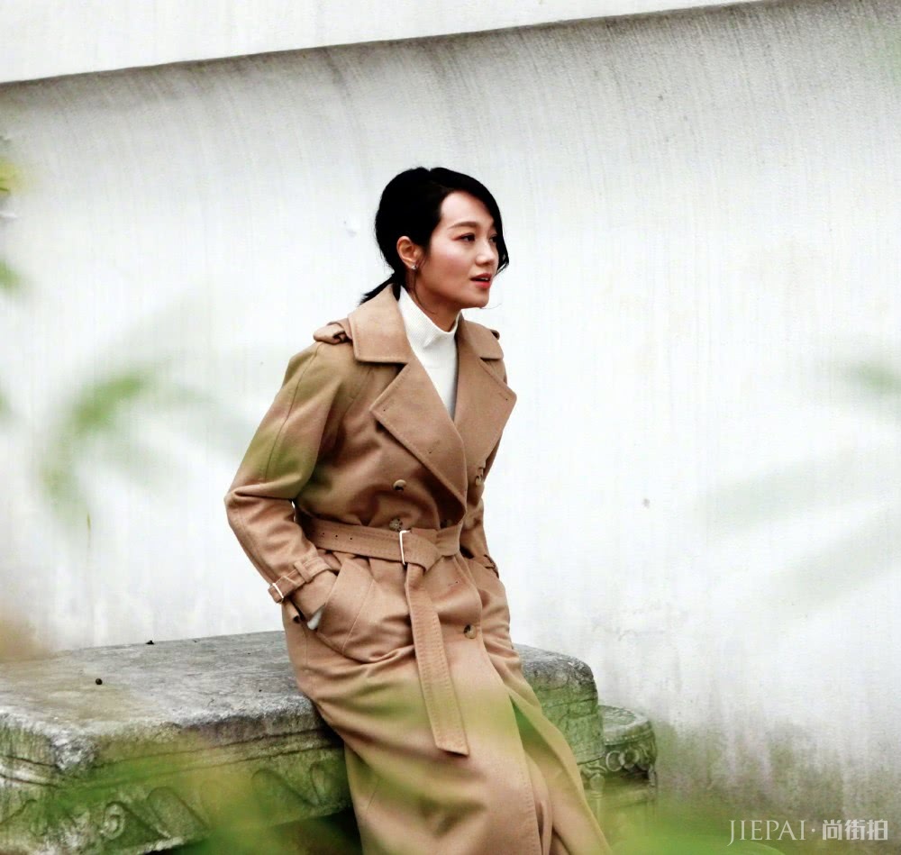 朱丹颜值高就是不一般，烂大街的大衣穿出时髦又优雅！