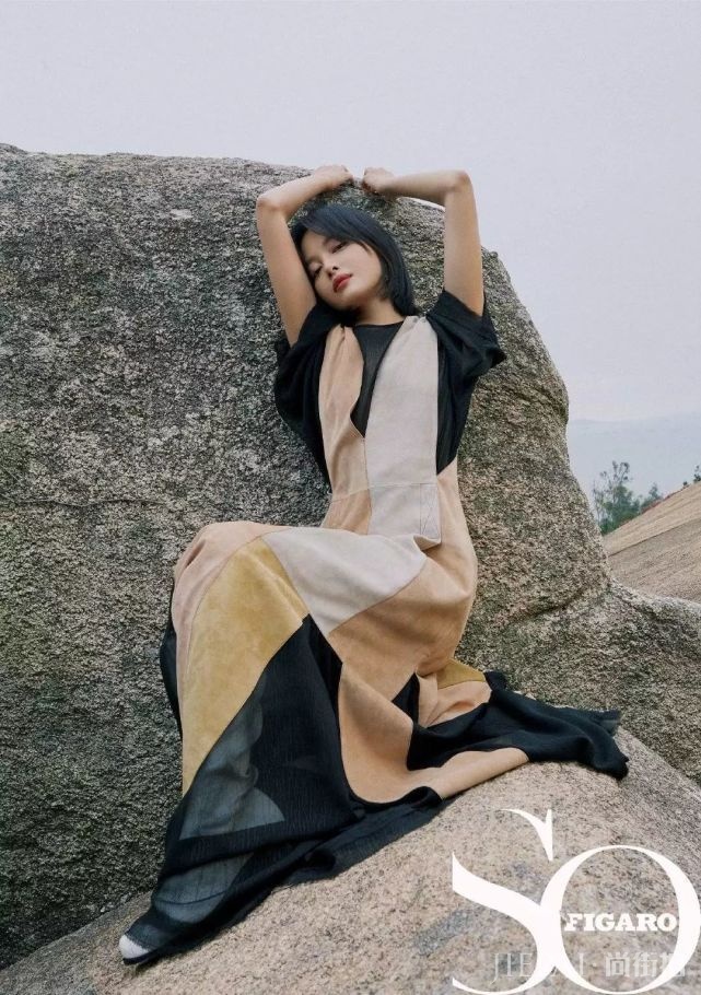 辛芷蕾登杂志封面,女王般躺姿极致性感