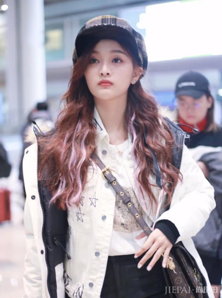 吴宣仪皮裤+短靴,卷发披肩戴贝雷帽,美成了“漫画少女”