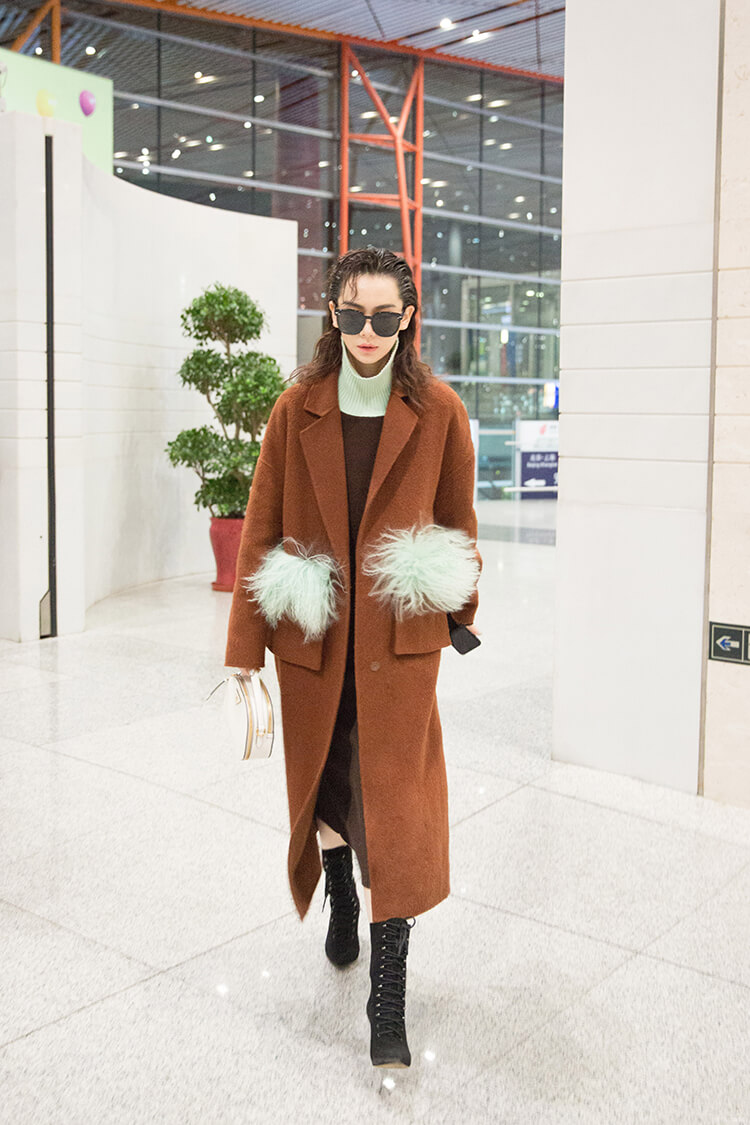 戚薇梳大背头穿长大衣,帅成女版“李承铉”了