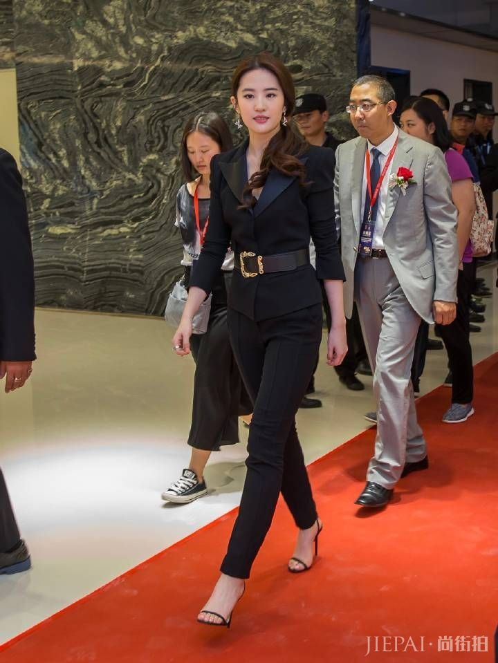 刘亦菲放飞自我？紧身套装，暴露霸屏长腿！