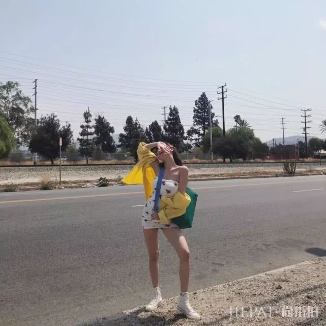 金泫雅超短上衣配牛仔裤露名品腹肌!