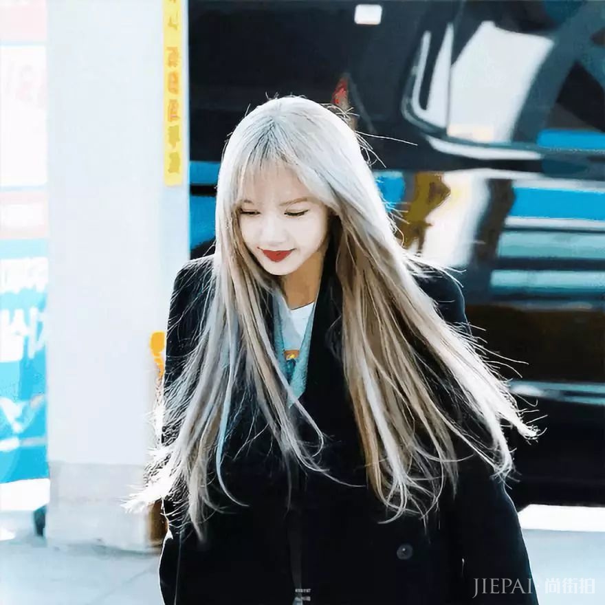Lisa新发色实名认证“人间芭比”称号