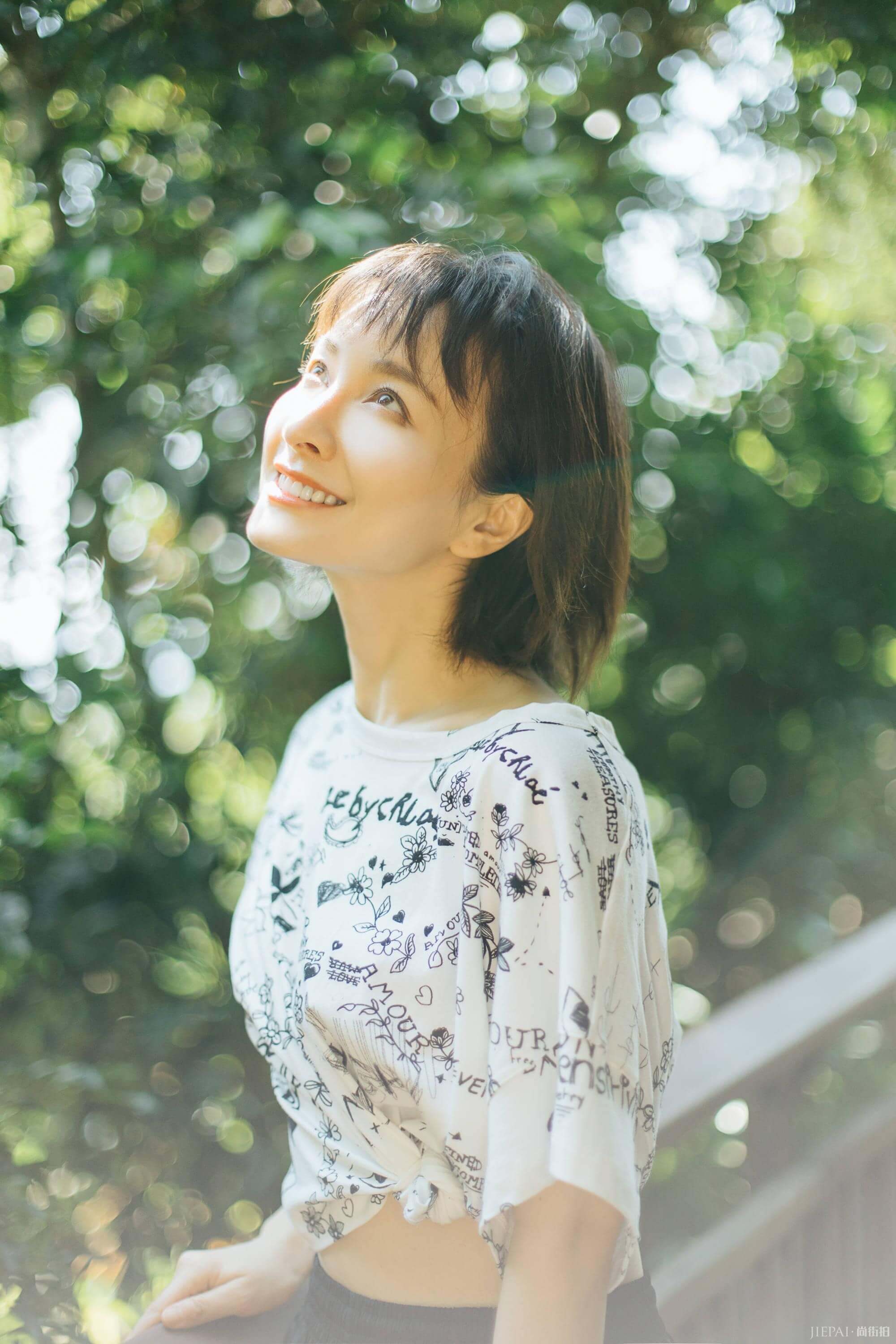 吴昕你这么早就穿t恤啦，说是不是藏图了