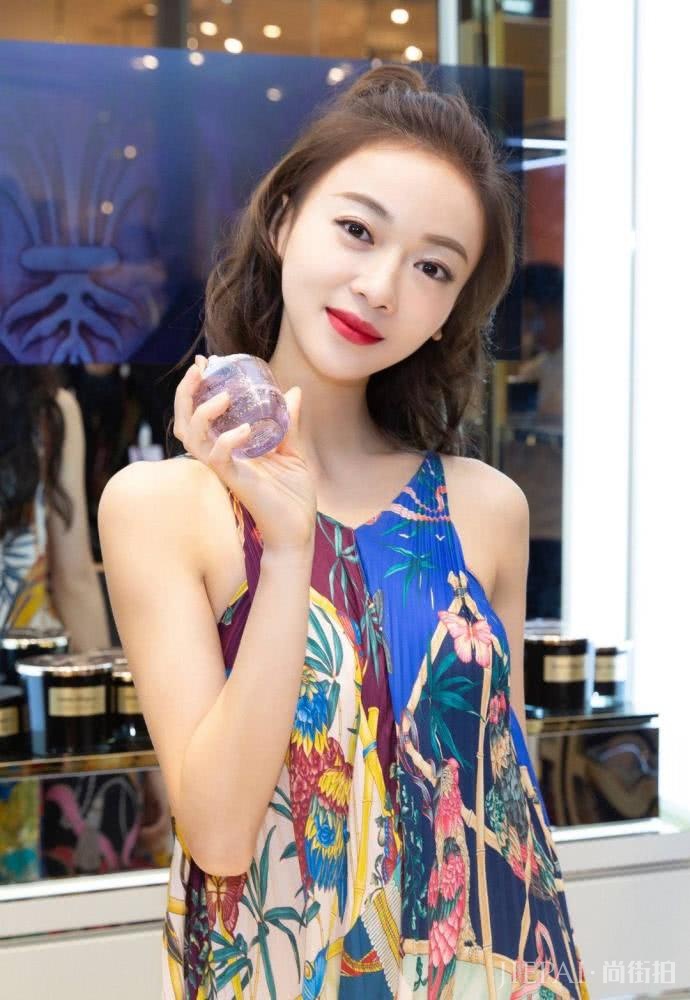 吴谨言气质真好，艳丽的印花裙穿上也不俗气，
