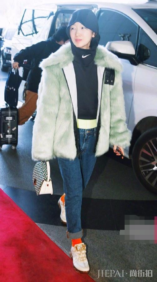 周冬雨甩老爹鞋几条街,简直时髦到炸