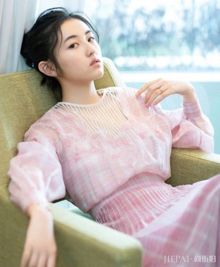 张子枫穿了15cm无根“液体鞋”拍照，真牛