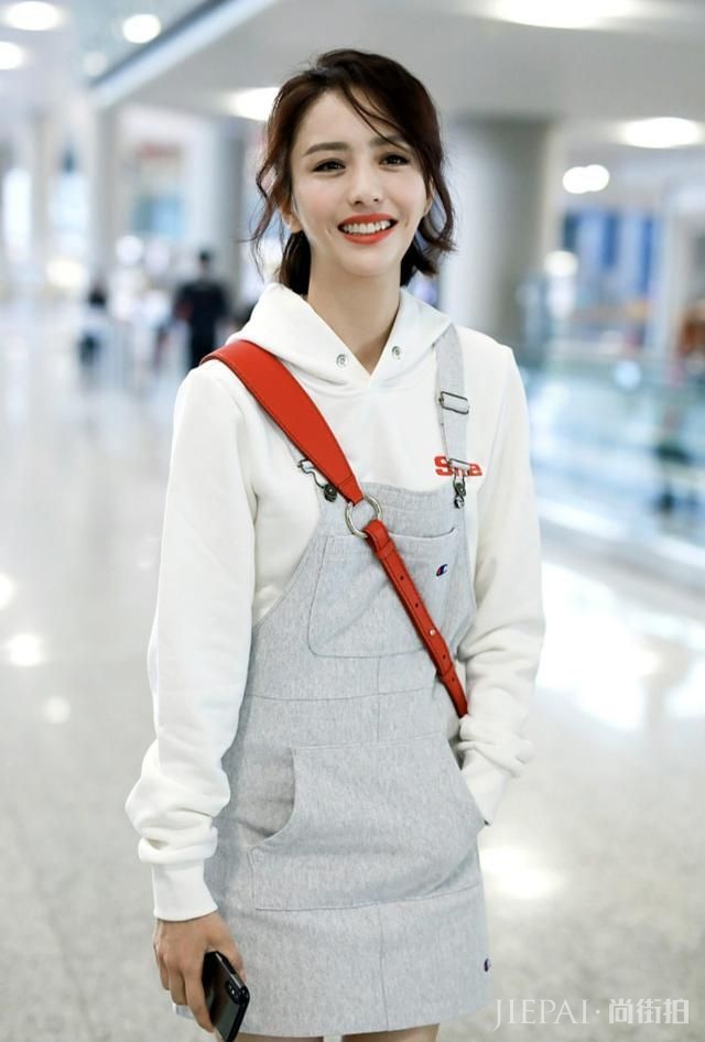 佟丽娅法式裙穿成白胖子，还以为好事将近了！