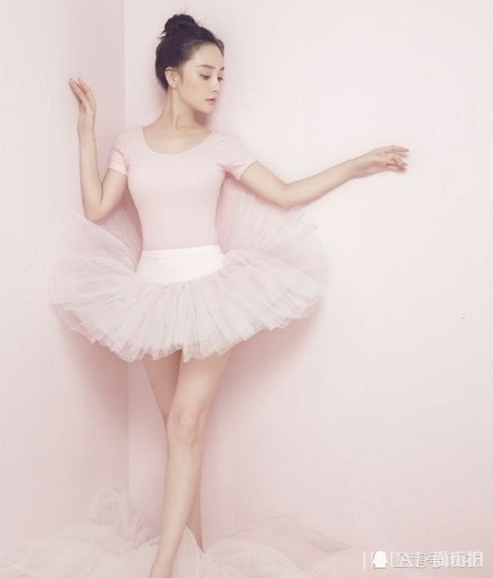 李小璐上封面杂志,穿粉色芭蕾舞裙,重回清纯