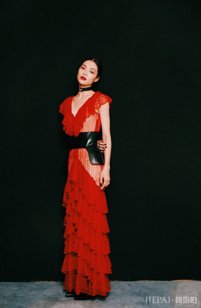 钟楚曦撞娜扎同穿性感连衣裙,谁更胜一筹