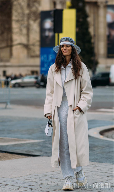 中长款的大衣搭配什么裤子好?深浅统一修饰窈窕好身材