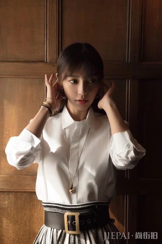 杨颖穿羽绒服配半身裙,硬照气场十足