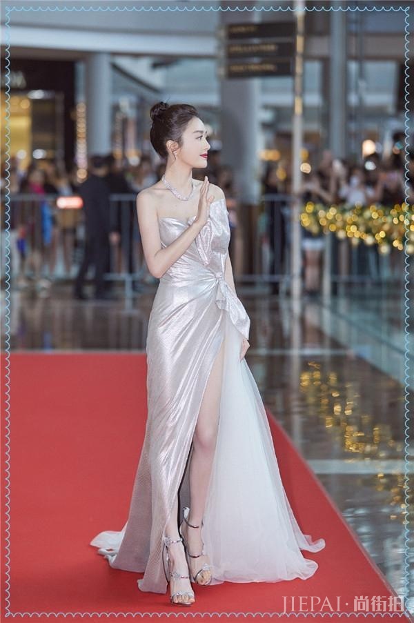 奚梦瑶和秦岚穿同款抹胸开叉裙,谁更美!