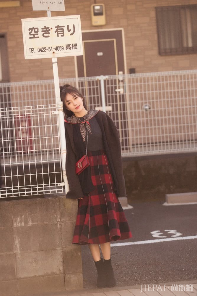秦岚针织衫格子裙嫩成初中生，少女感一下就飙了