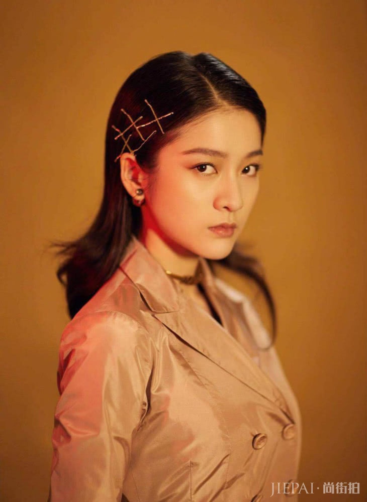 张雪迎化身粉色“妖蝶”坚毅眼神,女人味尽显